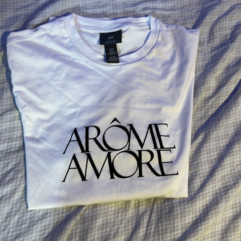 Arome Amore H&M T-shirt.
